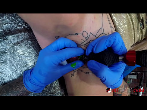 ❤️ Estremamente tatuato hottie Sully Savage ottenuto un tatuaggio sul suo clitoride ❤️ Pornoal it.kenhdammy.top ❌️❤